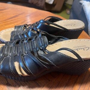 🔥CLARKS BENDABLES WOMEN'S STRAPPY WEDGE SANDALS STYLE #60123 Size 8M black